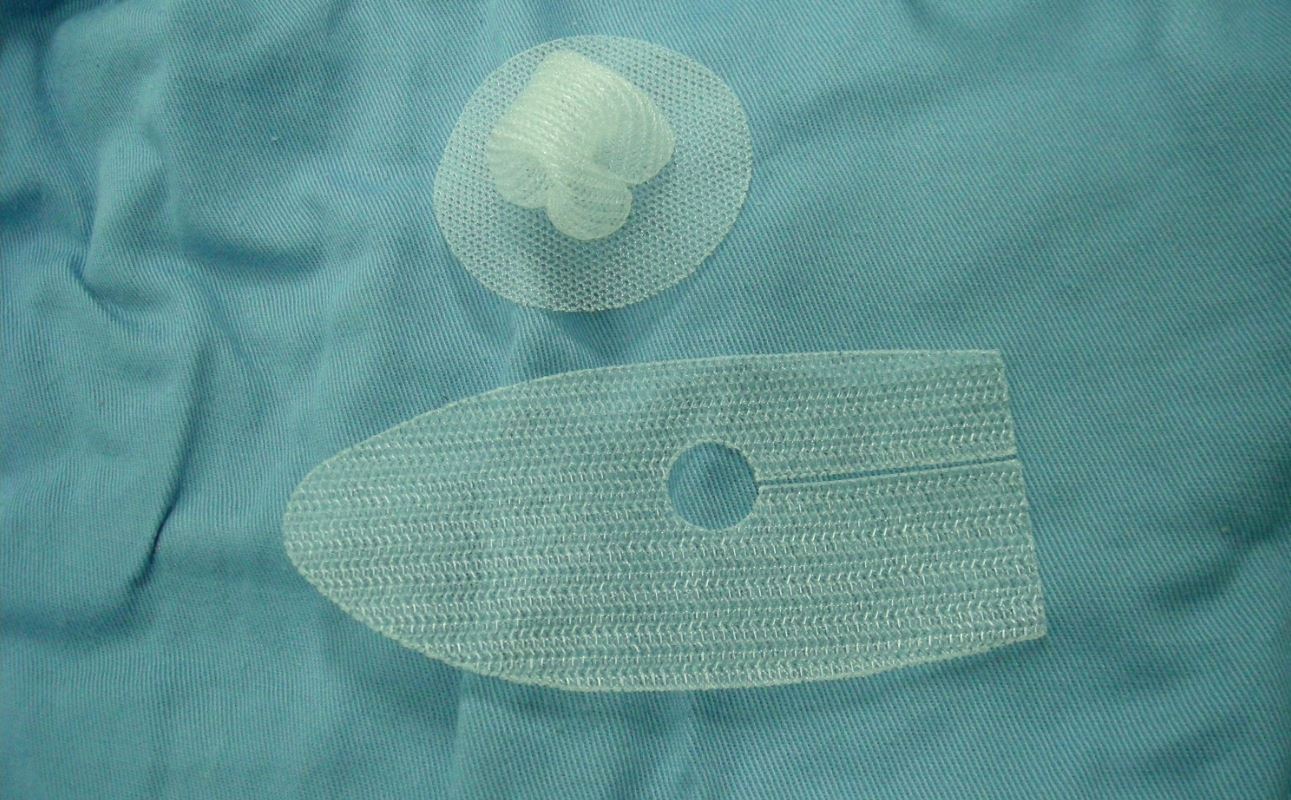 recent medical device recalls include hernia mesh, shown in a stock photo by Doctoroftcm via Wikimedia Commons