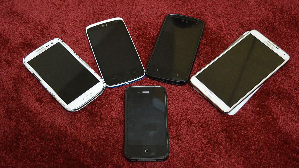 A picture of 5 different Smartphones. Photo by Kskhh