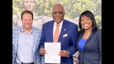 Hope Chicago co-founder Pete Kadens, University of Illinois Urbana-Champaign Chancellor Robert Jones and Hope Chicago CEO Janice Jackson.     Photo by Andrea Darlas