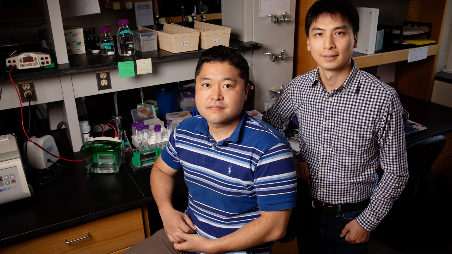 Researchers Nien-Pei Tsai and Kwan Young Lee. Photo by L. Brian Stauffer