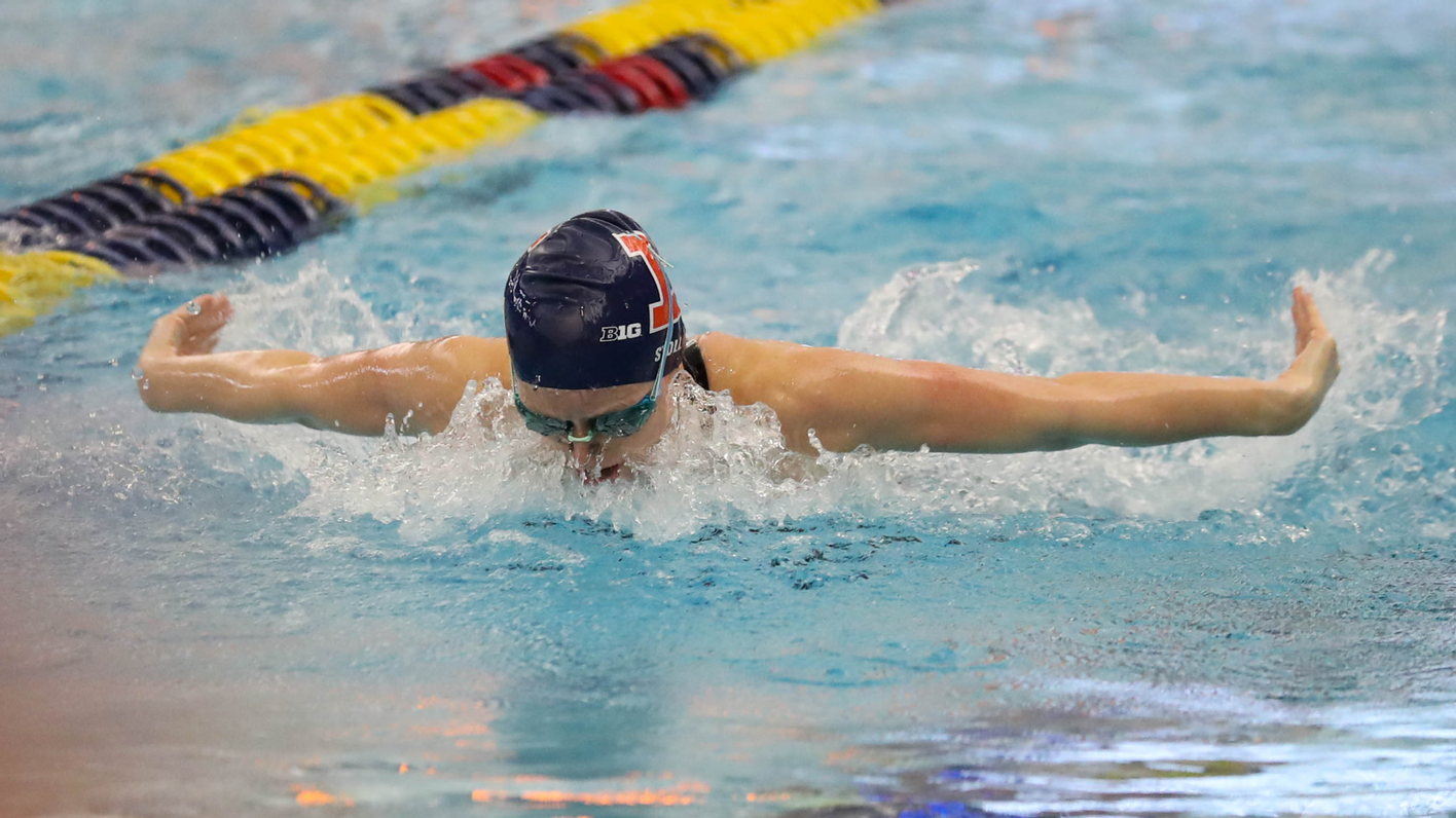 An Illinois swimmer competing.