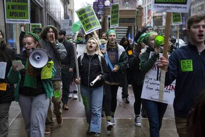 Students and activists rally outside the DePaul University Loop campus on May 3, 2022, in reaction to the leaked draft decision from Supreme Court that showed their intention to overturn Roe v. Wade. (E. Jason Wambsgans / Chicago Tribune)