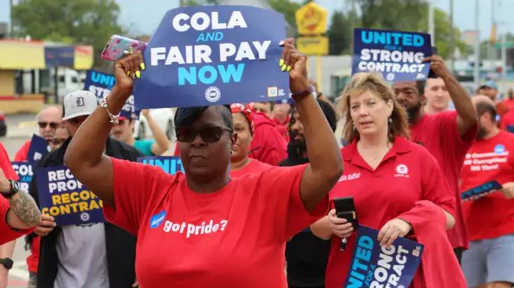 Members of the United Auto Workers union hold a rally and practice picket near a Stellantis plant in Detroit, Aug. 23, 2023. Photo by Michael Wayland / CNBC