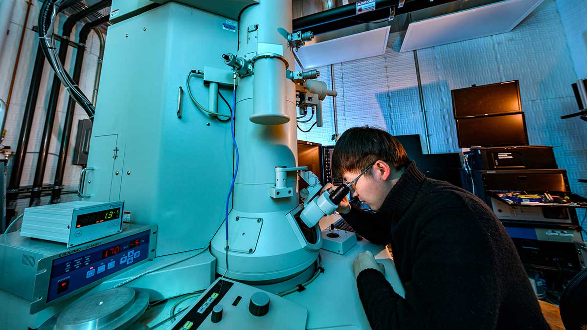 Chang Liu working in Chen’s liquid-phase transmission electron microscopy laboratory. Photo by Fred Zwicky