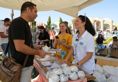 Yael Gabay, The Plant Based Treaty global co-director with a team give away free vegan burgers during COP27 climate summit in Red Sea resort at Sharm el-Sheikh, Egypt, November 14, 2022. REUTERS/Emilie Madi
