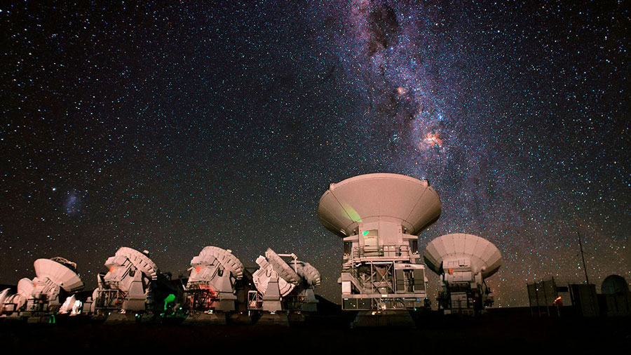The Atacama Large Millimeter/submillimeter Array in Chile is one of the observatories in the Event Horizon Telescope network. Credit: Babak Tafreshi/Science Photo Library