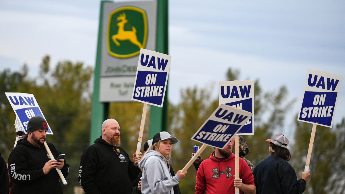 UAW workers on strike outside a John Deere facility. Photo by CNN