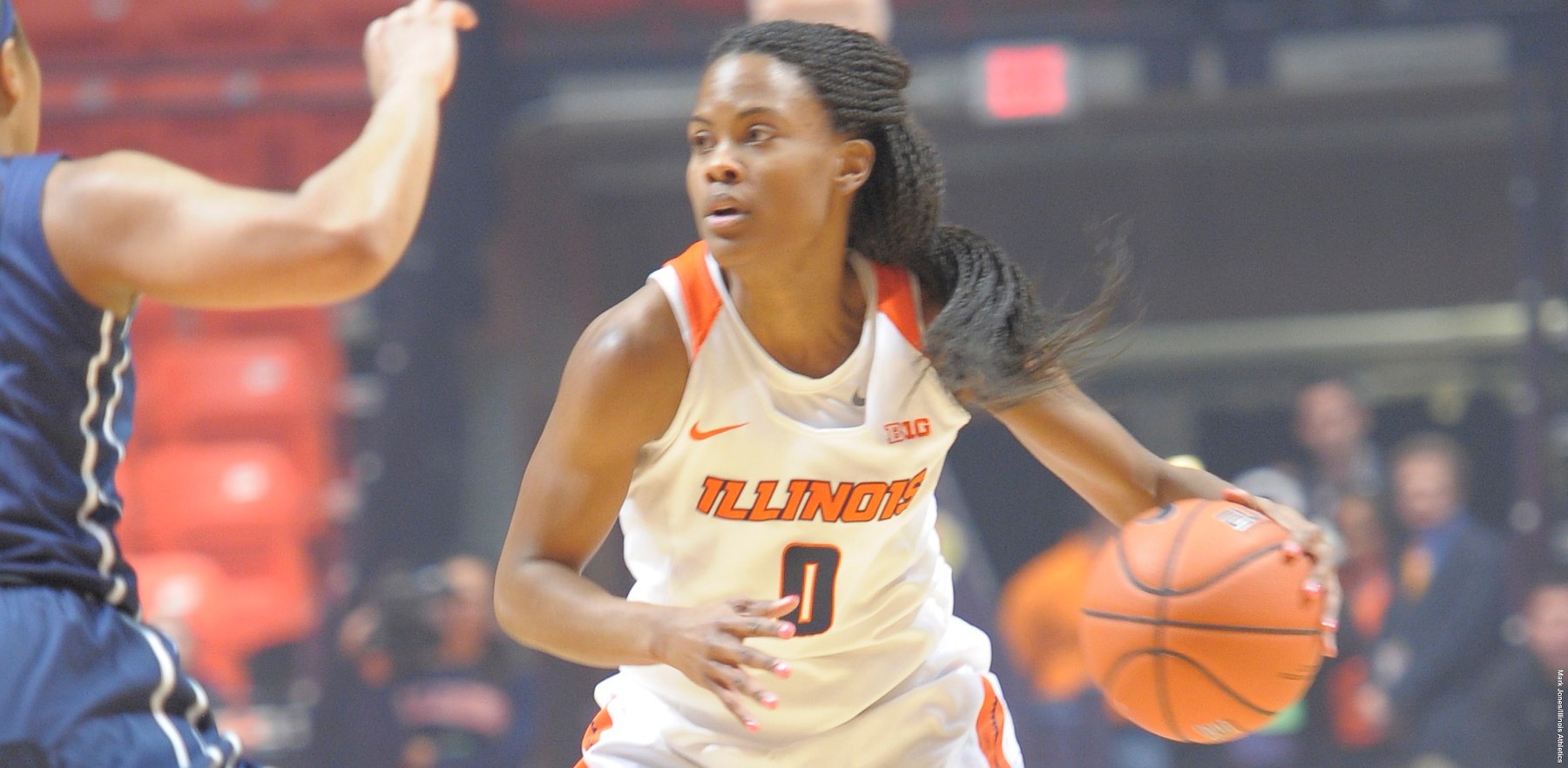 image of senior guard Sarah Hartwell in action