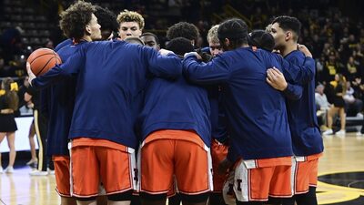 Illini basketball players huddle during a pregame. ICON SPORTSWIRE VIA AP IMAGES