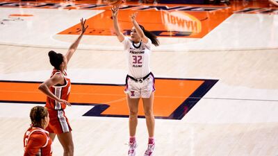 aaliyah Nye shoots a three point shot for the Illini Monday night