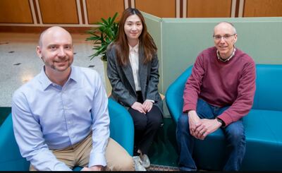 Chemical and biomolecular engineering professor Charles Schroeder, student researcher Caroline Li, and Beckman Institute director Jeff Moore were part of a team that designed a system to measure how electrons flow across the space between molecules.