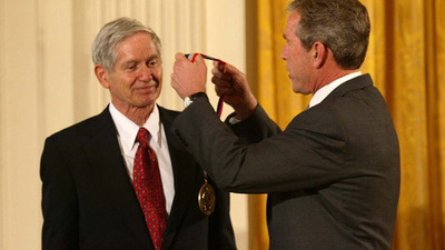 Illinois alumnus Charles David Keeling receives the Medal of Science from President George W. Bush. Public domain photo by NSF
