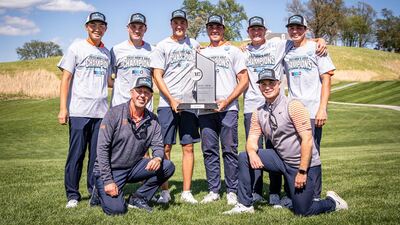 Illini Men's Golf team poses with Big Ten Championship trophy