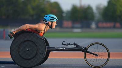Susannah Scaroni propels her racing chair at the Chicago Marathon