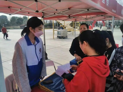 lu bingbing speaking with staff at table