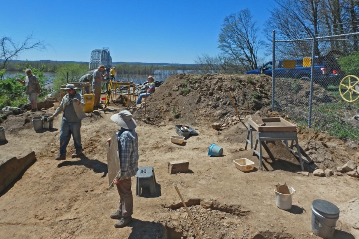 ISAS staff excavating the Deer Shed Bluff site